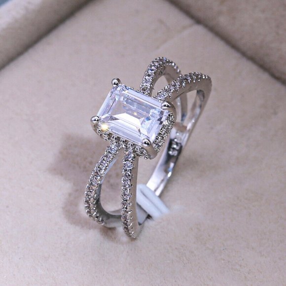 Elegant 925 Silver Emerald Cut White Sapphire Ring